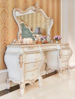 Casa Padrino Luxus Barock Schlafzimmer Set Weiß / Creme / Gold - 1 Schminkkommode & 1 Spiegel - Prunkvolle Schlafzimmer Möbel im Barockstil - Luxus Qualität